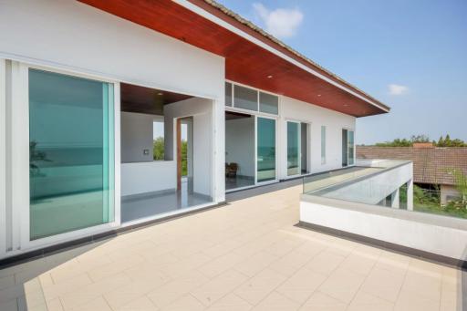 High quality new-built Beachfront pool villa in Cha-am