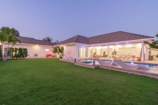 Quality 4-Bed Pool Villa near Hua Hin at Oasis Villas