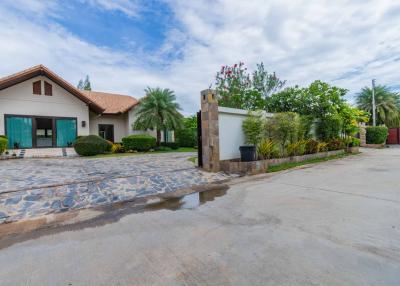 High Standard Villa near Hua Hin in Pranburi at Hana Village1