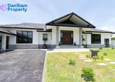 Luxury 5-Bedroom Pool Villa in Hua Hin with big Land Plot