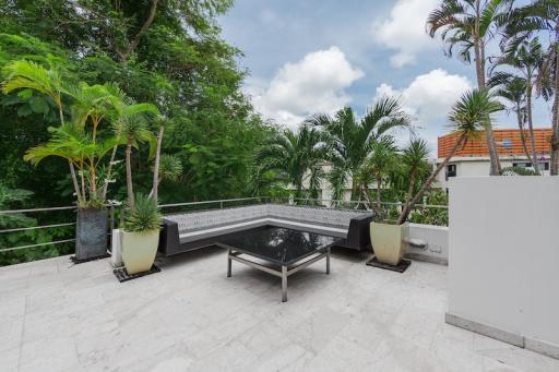 Luxury 3-bedroom villa, with sea view and near the sea, on Patong Beach beach