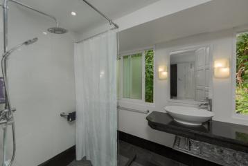 Luxury 3-bedroom villa, with sea view and near the sea, on Patong Beach beach