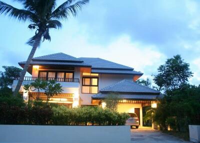 Luxurious, spacious 4-bedroom villa, with garden view in Royal Estate project, on Nai Harn beach