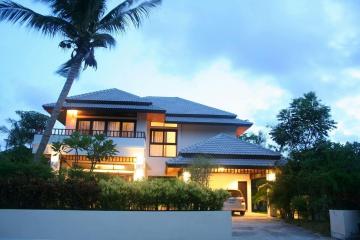 Luxurious, spacious 4-bedroom villa, with garden view in Royal Estate project, on Nai Harn beach