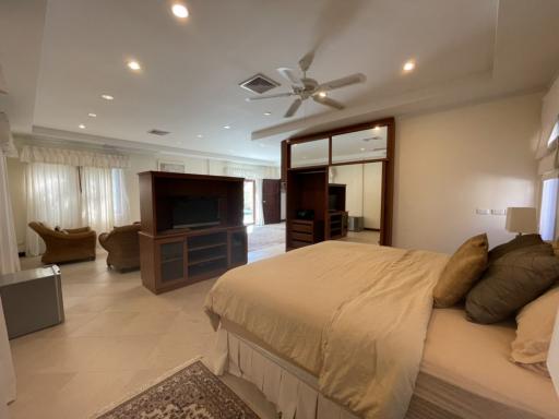 Amazing, large 5-bedroom villa, with pool view, on Bangtao/Laguna beach