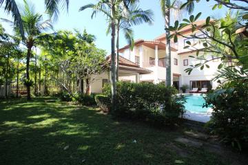 Amazing, large 5-bedroom villa, with pool view, on Bangtao/Laguna beach