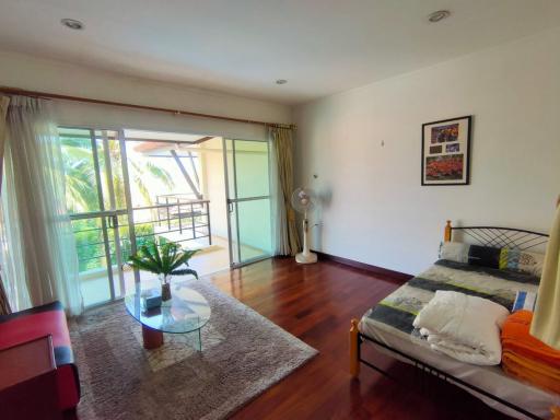 Stylish, large 6-bedroom villa, with pool view in Woodlands project, on Koh Kaew beach