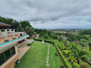Comfortable, large 4-bedroom villa, with sea view, on Kathu beach