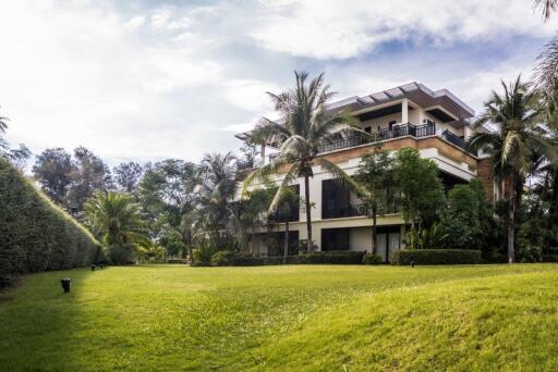 Fashionable, spacious 4-bedroom villa, with pool view and near the sea in Chom Tawan project, on Bangtao/Laguna beach  ( + Video review)