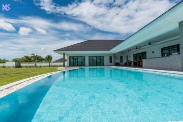 High-end 4-Bedroom Pool Villa on Large Land at Parkland