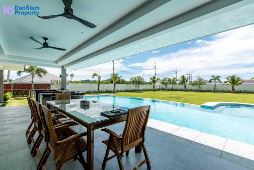 High-end 4-Bedroom Pool Villa on Large Land at Parkland