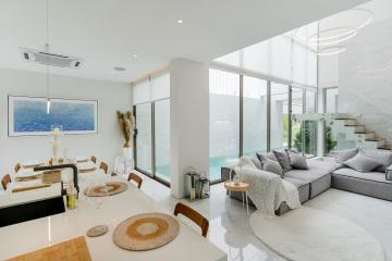 Fashionable 3-bedroom villa, with pool view, on Bangtao/Laguna beach