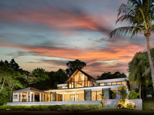 Luxurious beachfront villa in Cape Yamu Estate