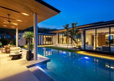 Fashionable, spacious 4-bedroom villa, with pool view, on Bangtao/Laguna beach
