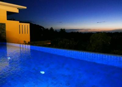 Luxurious 3-bedroom villa, with sea view, on Naithon beach