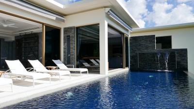 Luxurious 3-bedroom villa, with sea view, on Naithon beach
