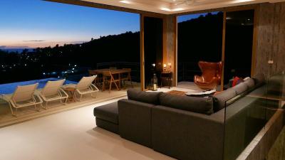 Luxurious 3-bedroom villa, with sea view, on Naithon beach