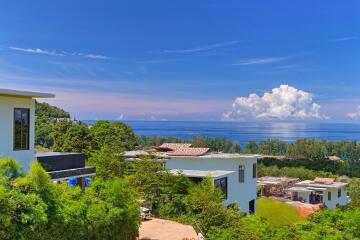 Fashionable, large 4-bedroom villa, with sea view, on Naithon beach