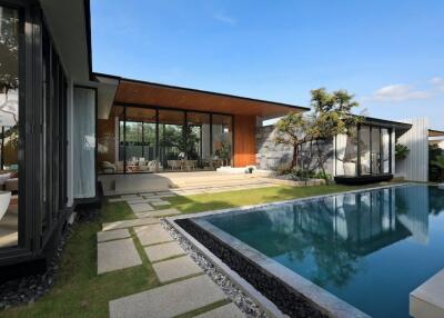 Fashionable, spacious 4-bedroom villa, with pool view, on Bangtao/Laguna beach