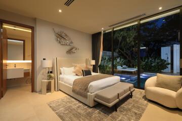 Fashionable, spacious 4-bedroom villa, with pool view, on Bangtao/Laguna beach