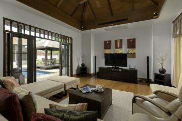 Cozy, large 4-bedroom villa, with pool view, on Bangtao/Laguna beach