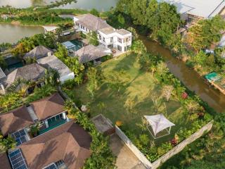 Comfortable, large 5-bedroom villa, with pool view in The Lake House project, on Bangtao/Laguna beach