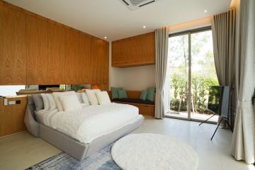 Chic, spacious 4-bedroom villa, with pool view, on Bangtao/Laguna beach