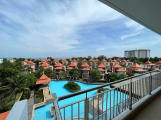 Boathouse: 2 Bedroom Condo With Sea View