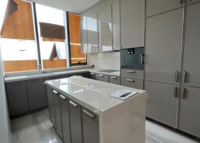 2-bedroom high end condo for sale close to BTS Phromphong