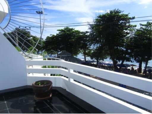 Jomtien Beachfront Corner Town home