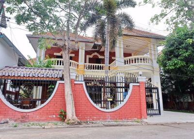 บ้านหลังนี้มี 4 ห้องนอน  อยู่ในโครงการชื่อ Grand Tanyawan  ตั้งอยู่ที่ พัทยา