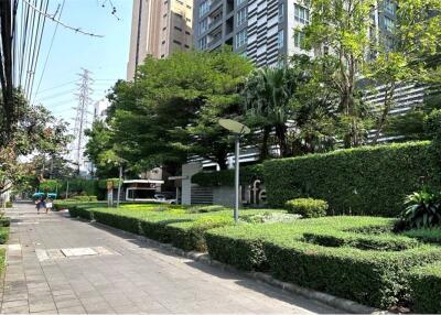 A partially furnished Condominium adjacent to MRT Sutthisan Station. - 920071062-112