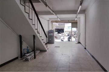 4 flr shophouse with "Penthouse" and Mini Pool