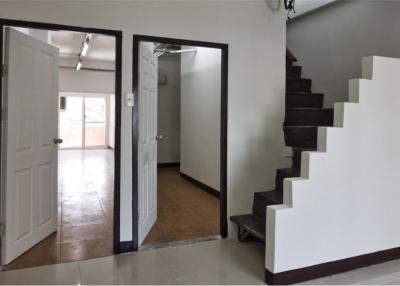 4 flr shophouse with "Penthouse" and Mini Pool