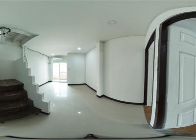 4 flr shophouse with "Penthouse" and Mini Pool