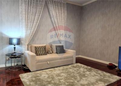 Spacious house near MRT with stunning view and value.