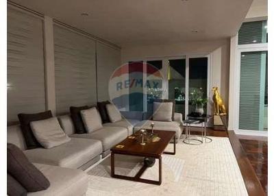 Spacious house near MRT with stunning view and value.