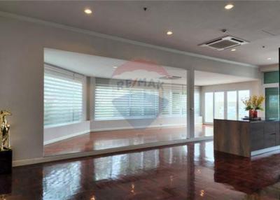 Spacious house near MRT with stunning view and value.