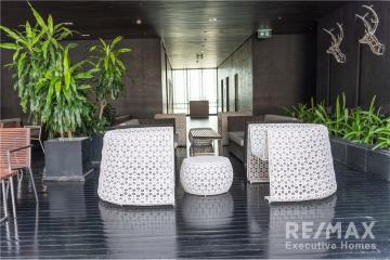 A modern, corner room and fully furnished Noble Remix Condominium with its own access to the BTS Thong Lor Station. - 920071062-95