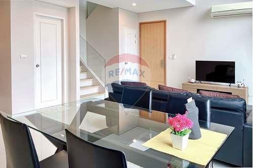 Live in Luxury at Villa Asoke: 1 Bedroom Duplex Unit on High Floor Now Available!