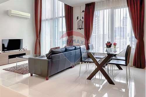 Live in Luxury at Villa Asoke: 1 Bedroom Duplex Unit on High Floor Now Available!