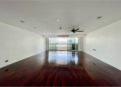 Good view with Benjakitti Park view, newly renovated with 4 bedrooms+Maid