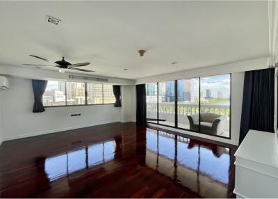 Good view with Benjakitti Park view, newly renovated with 4 bedrooms+Maid