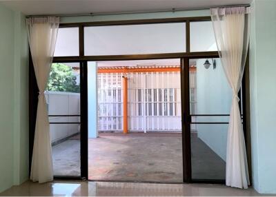 A nice house can be rented as a commercial with 2 stories suitable for restaurant, clinic, spa and Etc. in Sukhumvit 49.