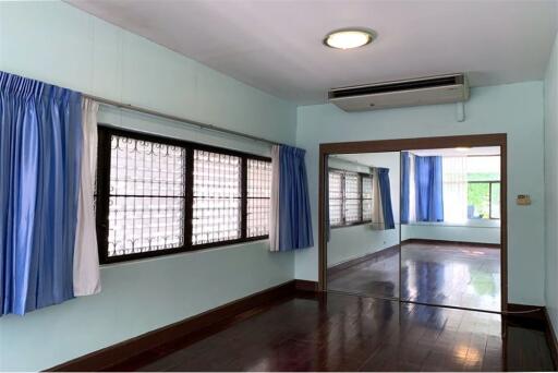 A nice house can be rented as a commercial with 2 stories suitable for restaurant, clinic, spa and Etc. in Sukhumvit 49. - 920071062-110