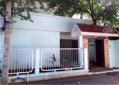 A nice house can be rented as a commercial with 2 stories suitable for restaurant, clinic, spa and Etc. in Sukhumvit 49.