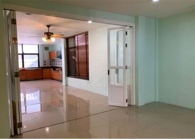 A nice house can be rented as a commercial with 2 stories suitable for restaurant, clinic, spa and Etc. in Sukhumvit 49. - 920071062-110