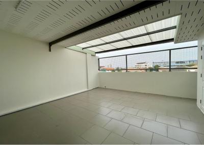 Modern Townhouse with 4 Bedrooms, Maid