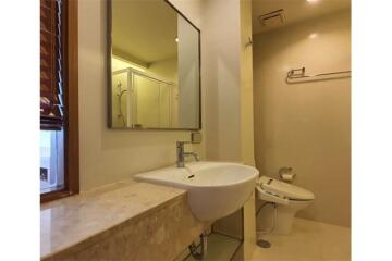 Modern 2bed Low Rise Apartment in Prime Location, Steps from BTS Ploenchit!