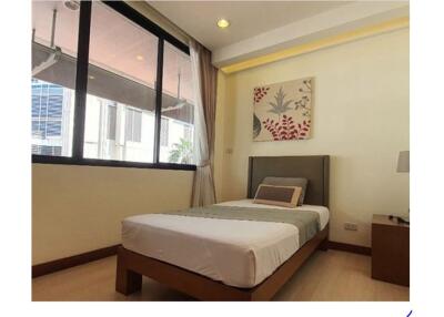 Modern 2bed Low Rise Apartment in Prime Location, Steps from BTS Ploenchit!